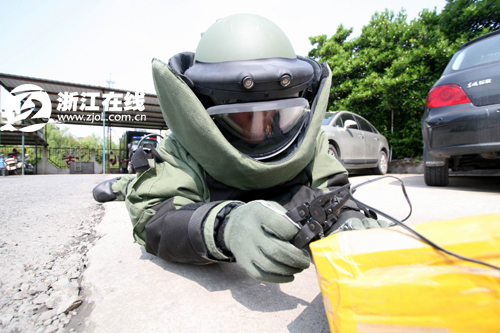 新型排爆服堪比《拆弹部队》 世合赛:绍兴准备