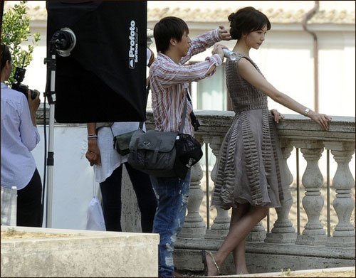组图:林志玲罗马拍时尚大片
