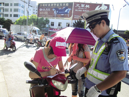 酷暑天 交警整治非机动车违法行为不放松-胡彬