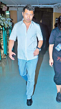 那英低胸性感开唱征服台湾 含泪哽咽讨掌声-那