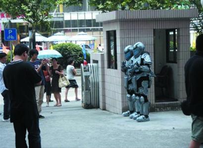 上海街头现未来警察 穿厚铠甲手持枪械(图)-机