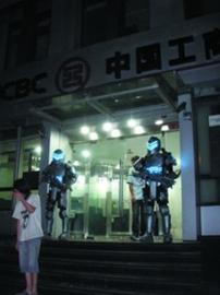 上海街头现未来警察 穿厚铠甲手持枪械(图)-机