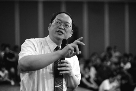 台湾学者傅佩荣昨到天一讲堂给市民算卦-傅