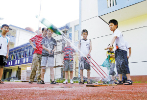 科技夏令营开营 少儿自制的水火箭可升空-火