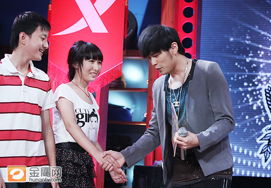 周杰伦一改少话风格客串主持人 被小女孩亲吻