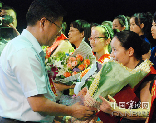 宁波市表彰优秀教师和教育工作者 5大奖项花