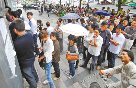 火车票难买 市民希望限制每人每次的购票数量