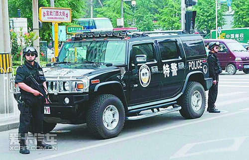 悍马h2特警专车很威风