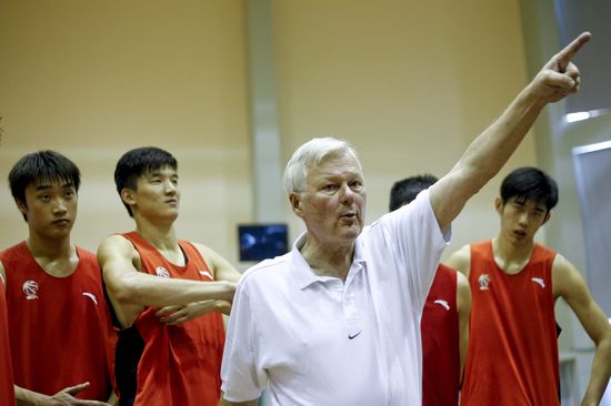 主场留守源深体育馆 上海男篮弃4.5亿球馆(图)