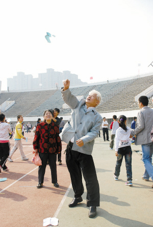 宁波第四届纸折飞机大奖赛举行 留空纪录未破