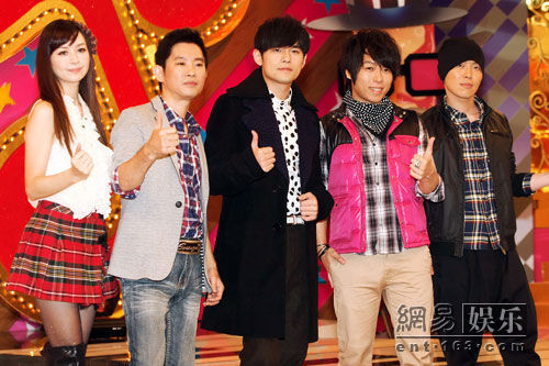 周杰伦主持处女秀将播 暂不邀请J女郎站台(图