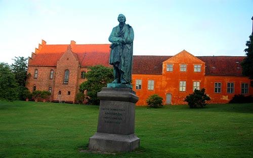 丹麦欧登塞:每个角落都刻上了安徒生印记-安徒