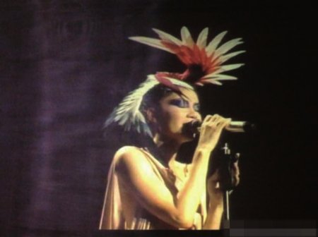 王菲《心经》唱哭上海歌迷 为火灾遇难者祈福