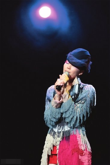 王菲《心经》唱哭上海歌迷 为火灾遇难者祈福