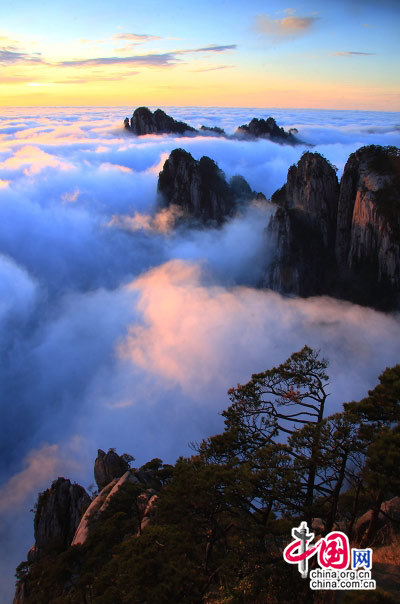 黄山冬季首场壮丽云海奇观惊羡中外游客(图<旅