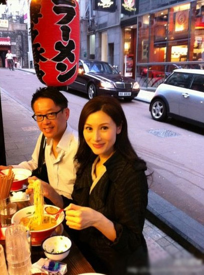 李嘉欣与老公街边小店吃拉面 微博晒照片分享