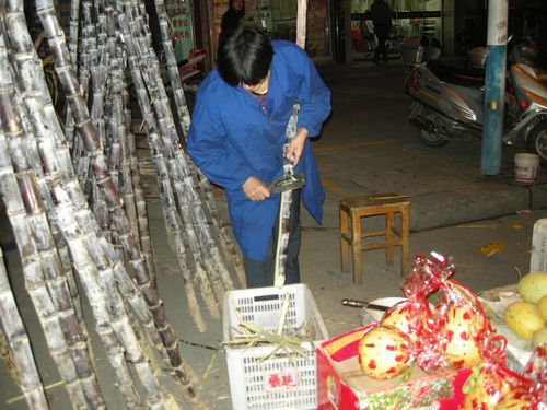 筐子盛果皮 奉化中山路夜市摊收地净-奉化,中山