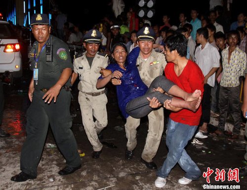 柬埔寨首都金边钻石岛发生严重踩踏事件,已造成至少345人死亡,410人