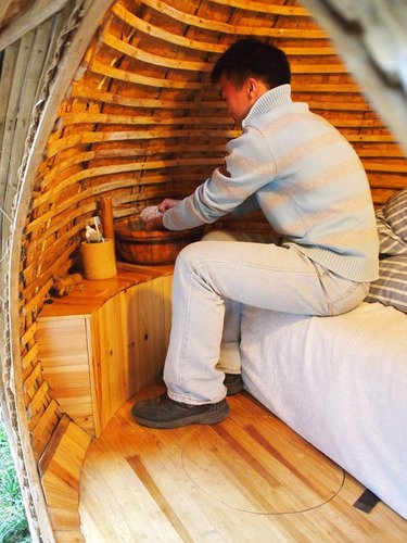 戴海飞在自己的蛋形蜗居中生活