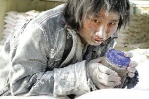 智障人沦为"包身工":与狗同食一锅面