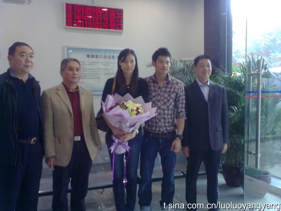 组图:林丹谢杏芳领结婚证曝光 情侣写一生契约