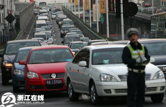 杭城岁末大堵车调查 破堵之道杭州暂不学北京-堵车,治堵,快速路网,方程式,杭州市民,快速路-中国宁波网-新闻中心