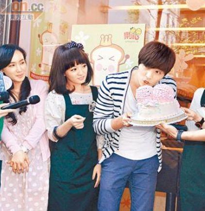 贺军翔舔诡异蛋糕贺生日 盼未来<em>女友</em>大<em>胸部</em>(图
