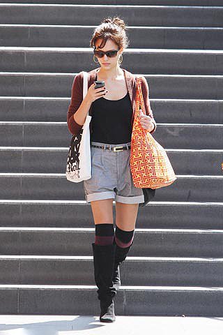 <em>短裤</em>不怕冷 <em>搭配</em>出标致美腿(组图)-美腿,长靴,牛