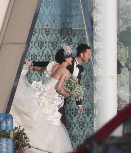 婚纱照一对二_情侣婚纱照头像一对(3)
