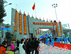 浙江一富裕村庄为防盗 村民集资筑7米高城墙-