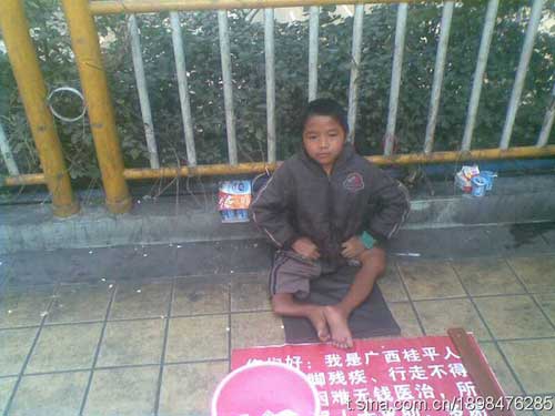 网友在广州增槎路一公交站旁拍到的乞讨儿童
