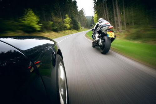 终极对决 布嘉迪威航16.4VS宝马S1000RR-布