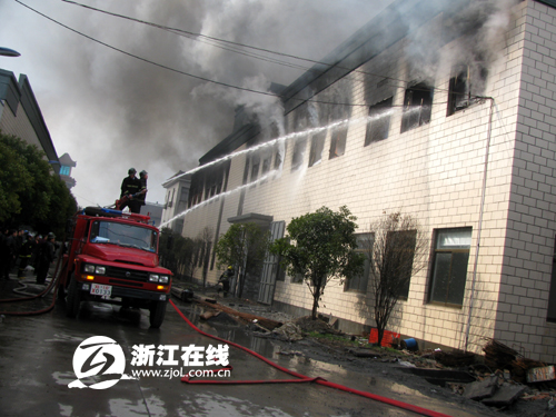 杭州萧山一纺织厂起火 过火面积约870平方米-