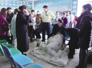 孕妇火车站内突然分娩 医生电话遥控救护婴儿