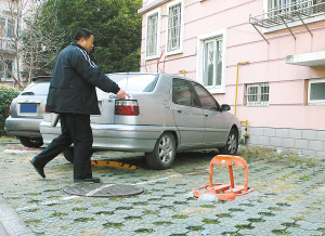 小区业主为占车位私装地锁 整改2个多月不见效