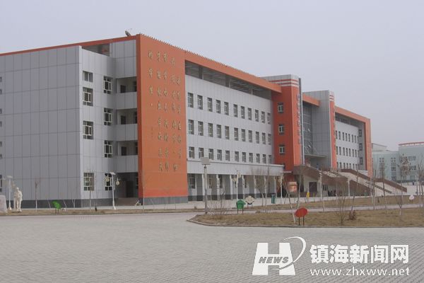 "    这是镇海中学数学教师杨威前往新疆阿克苏库车县援疆时在自己的