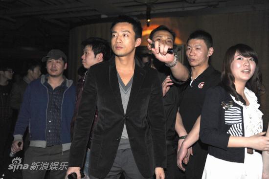 汪小菲现身会所