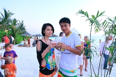 张丹峰洪欣夫妇甜蜜度假 海边嬉闹秀恩爱-张丹
