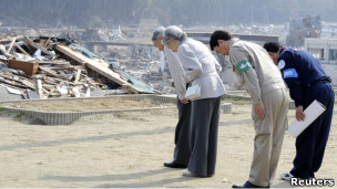 日本天皇夫妇海啸巡视重灾区慰问灾民(图)