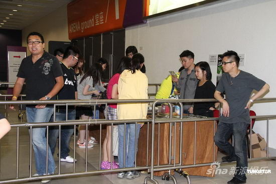 艾薇儿香港演唱会开场 人气爆棚众歌迷捧场(图