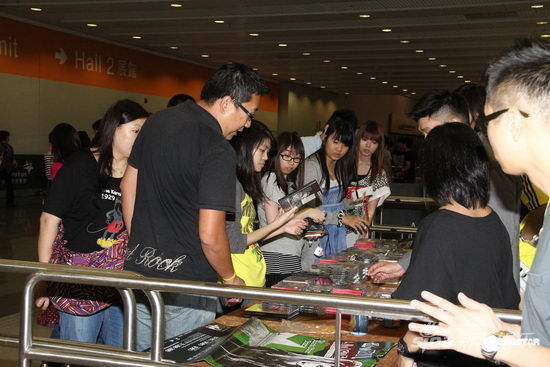 艾薇儿香港演唱会开场 人气爆棚众歌迷捧场(图