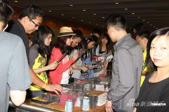 艾薇儿香港演唱会开场 人气爆棚众歌迷捧场(图