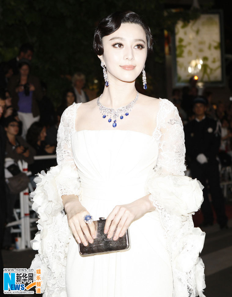 范冰冰化身月宫<em>仙子</em> 蕾丝<em>羽衣</em>晚礼惊艳戛纳-范