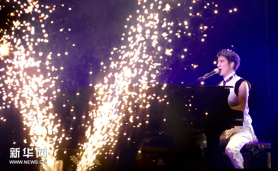 王力宏世界巡演开唱 王子般登场引粉丝尖叫-王