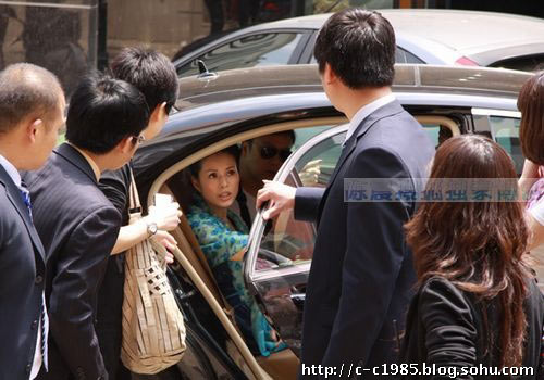 <em>38</em>岁李若彤优雅现身 美貌依旧笑靥如花-李若彤