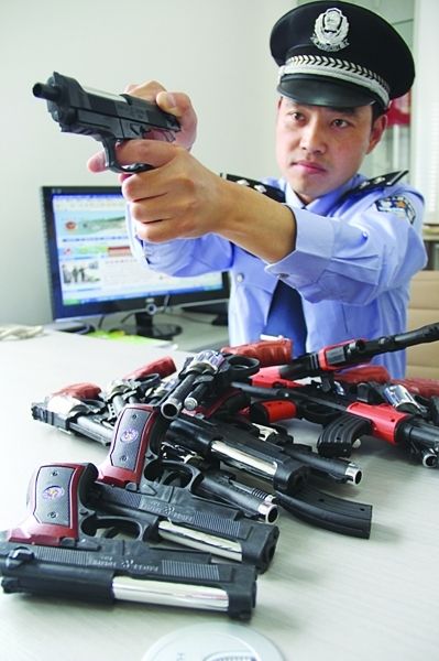 江苏一校园旁玩具店偷卖仿真枪被查获-仿真枪
