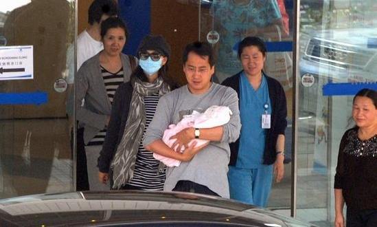 陈好低调秘密产子 老公怀抱婴儿陪同出院-陈好