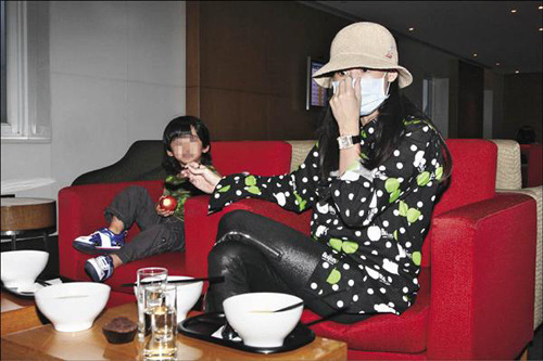  张柏芝被偷拍  大声怒骂记者 小心丢工作 -张柏