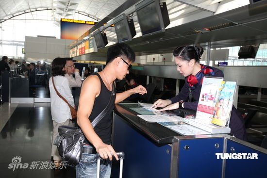 组图:张晋现身香港机场 称回北京办证件-张晋,