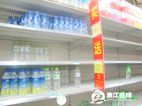 杭州超市中低价位矿泉水几乎卖空 货源充足请